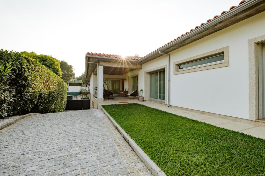 Moradia T4 térrea com terreno e jardim (1)
