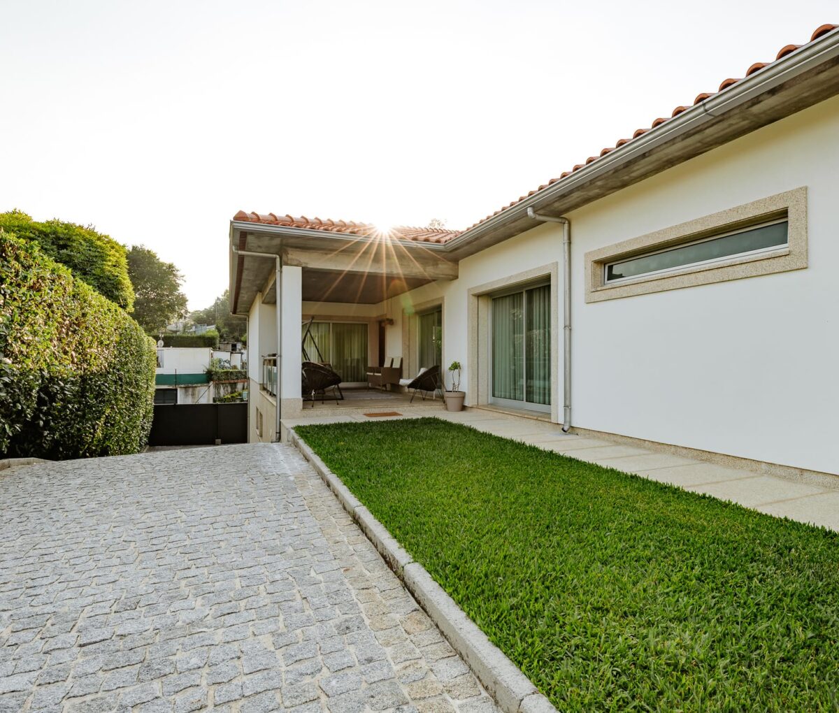 Moradia T4 térrea com terreno e jardim (1)