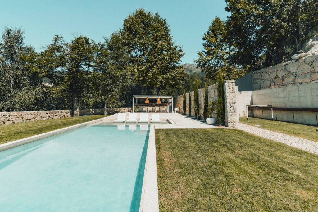 Quinta com piscina junto à água (1)