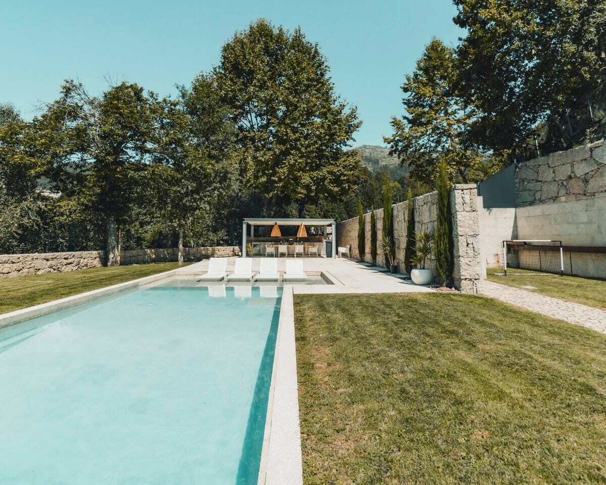 Quinta com piscina junto à água (1)