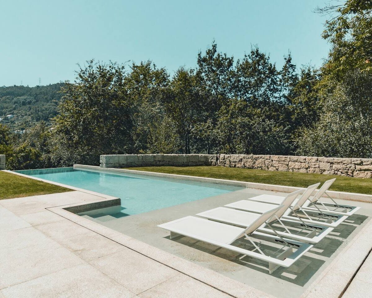 Quinta com piscina junto à água (2)