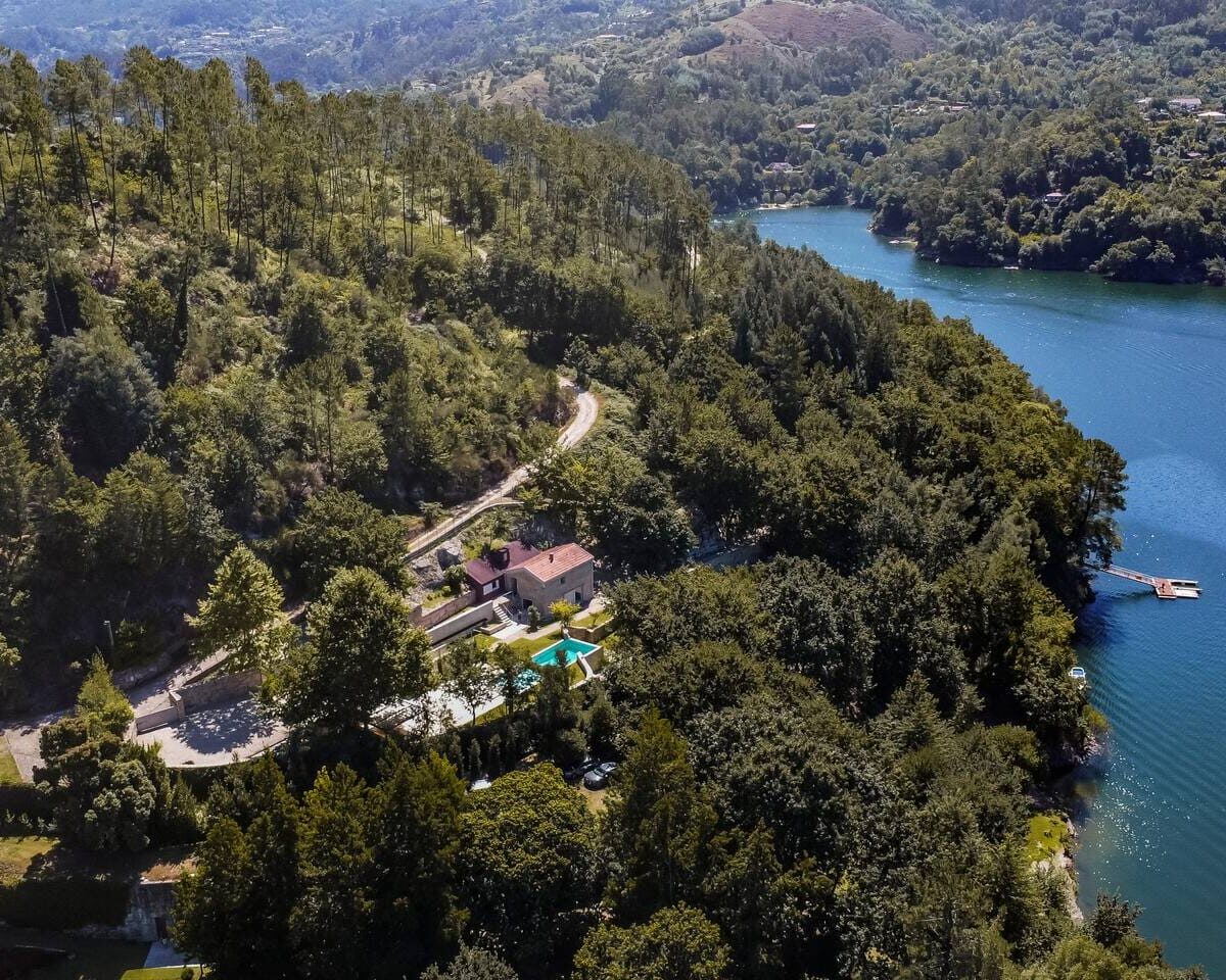 Quinta com piscina junto à água (3)